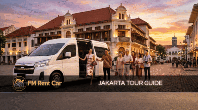 Jakarta Tour Guide – Wisatawan China turun dari Hiace putih di Kota Tua Jakarta dengan latar senja, dipandu oleh supir batik FM Rent Car