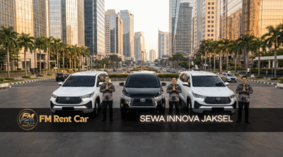 Sewa Innova Jaksel bersama FM Rent Car – Armada Innova Reborn hitam dan Zenix putih di kawasan SCBD, Jakarta Selatan, dengan supir batik memberi salam namaste