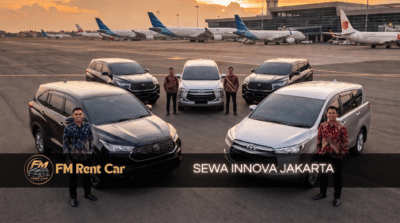 Sewa Innova Jakarta bersama FM Rent Car – Armada Toyota Innova Zenix dan Reborn di Bandara Soekarno-Hatta dengan latar sunset, siap melayani perjalanan bisnis dan keluarga